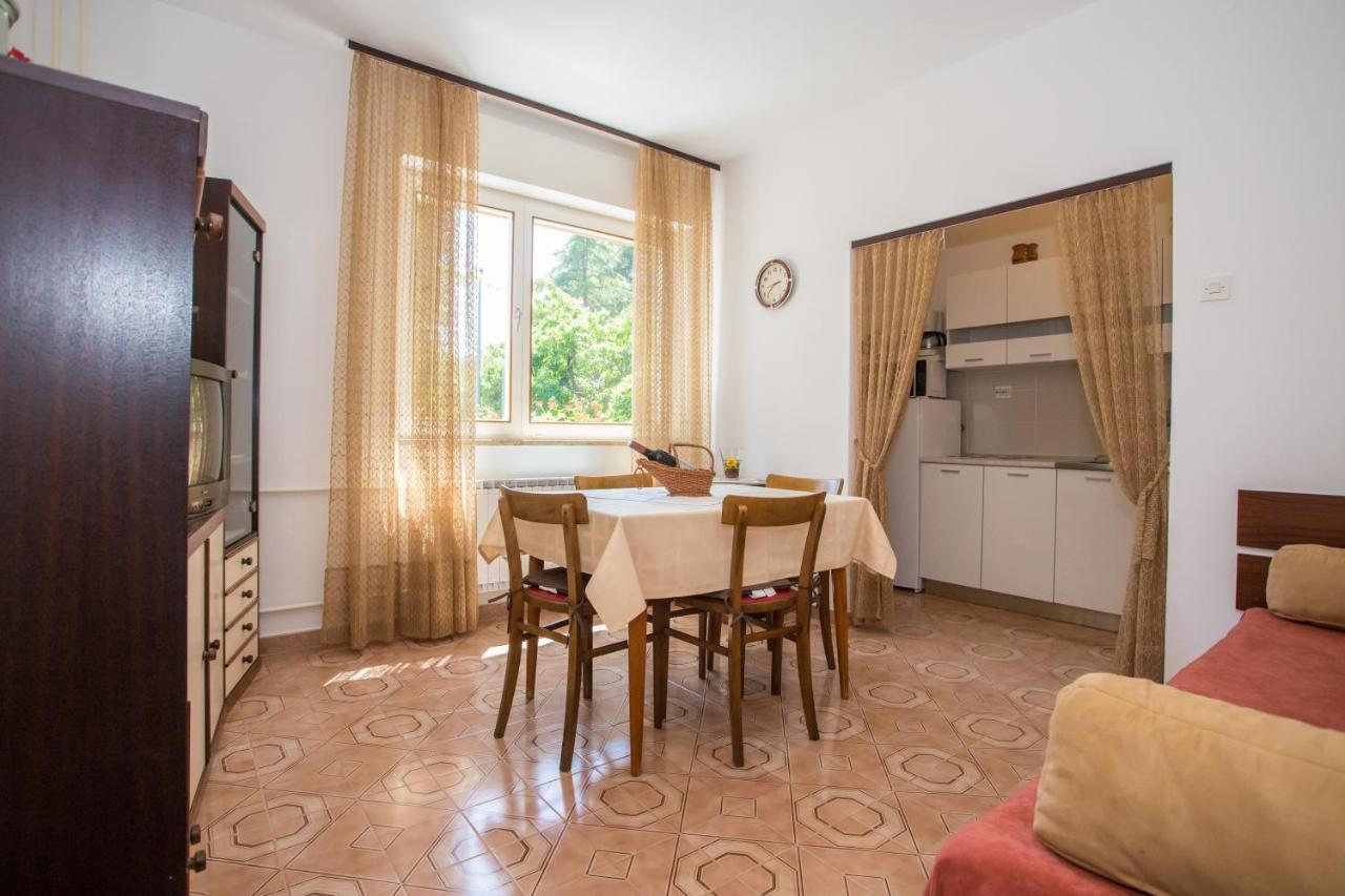 Garden View Apartment In Porec For 2 - 4 Persons Exterior foto